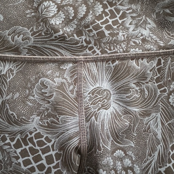 Lululemon blue and black floral pattern 7/8 leggings size 6 - Picture 4 of 4